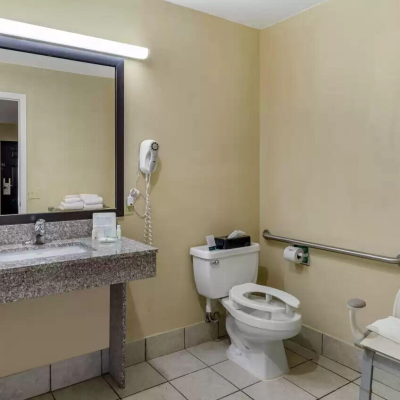 Bathroom Q Inn Hillsville
